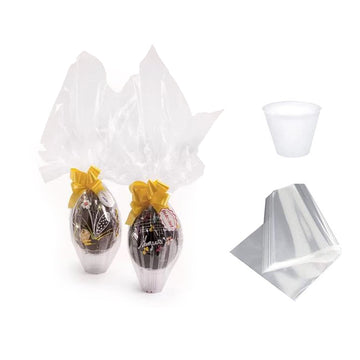 Uova di Pasqua avvolte in carta trasparente, mostrata anche alato con base per uovo